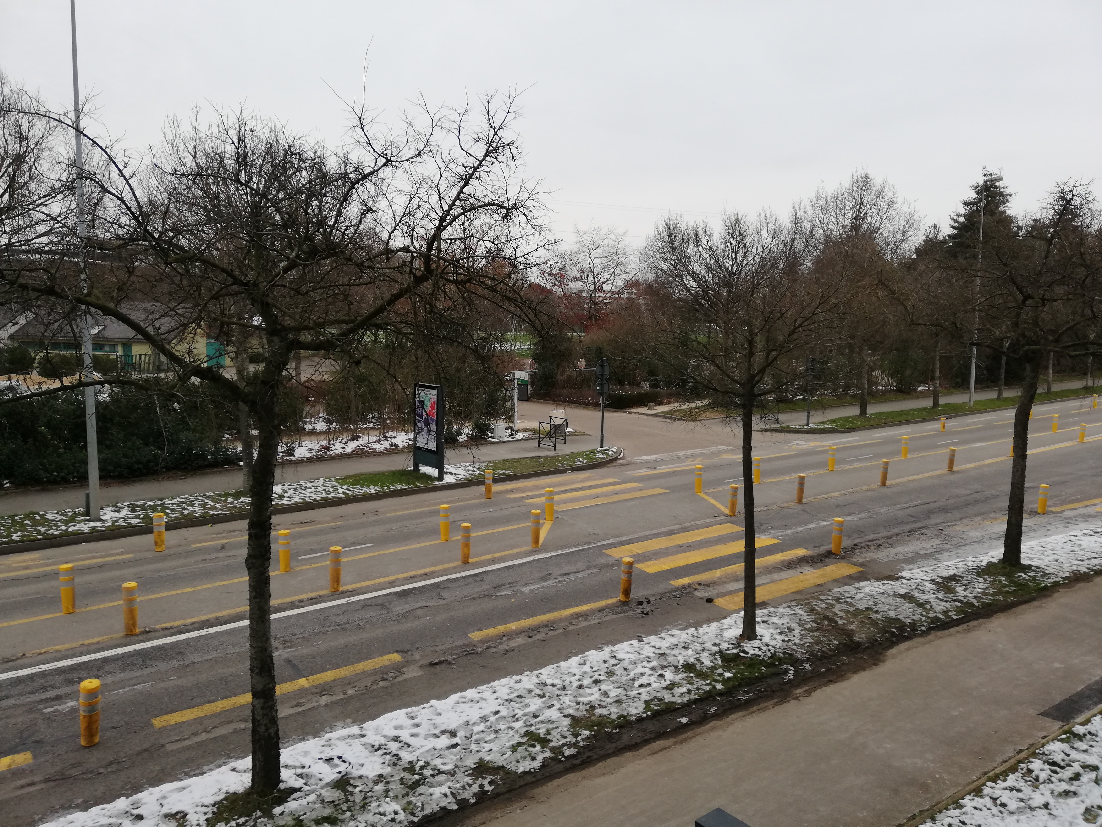 Parking gratuit en face du « centre d’ophtalmologie »